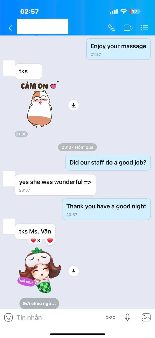Customer confirming the therapist was wonderful and thanking Ms. Vân by name via Zalo